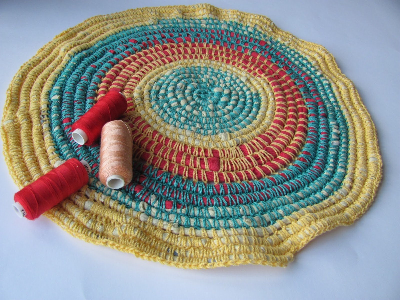 Коврик из шерсти. Плетеный коврик. Коврик из ниток для вязания. Вязаные плетеные коврики. Плетеный коврик из пряжи.