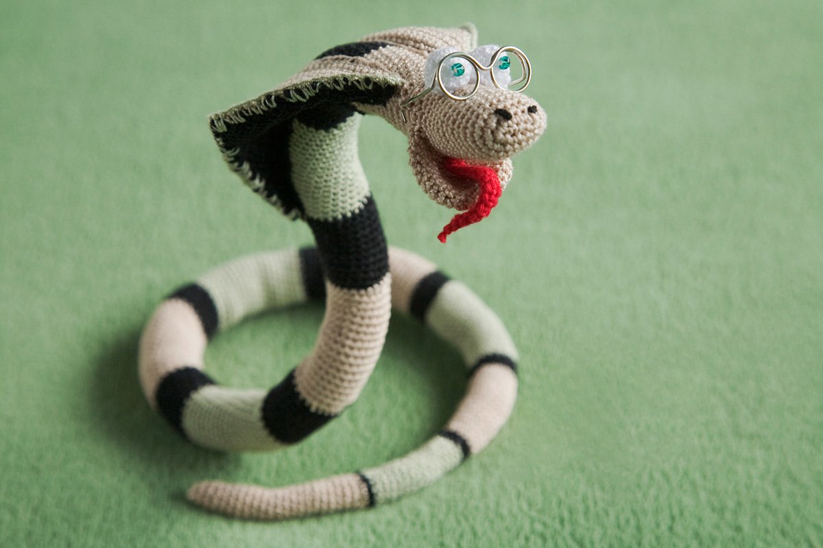 Игрушка змея крючком. Кобра амигуруми. Вязаная змейка. Змея амигуруми. Плюшевая змея крючком.